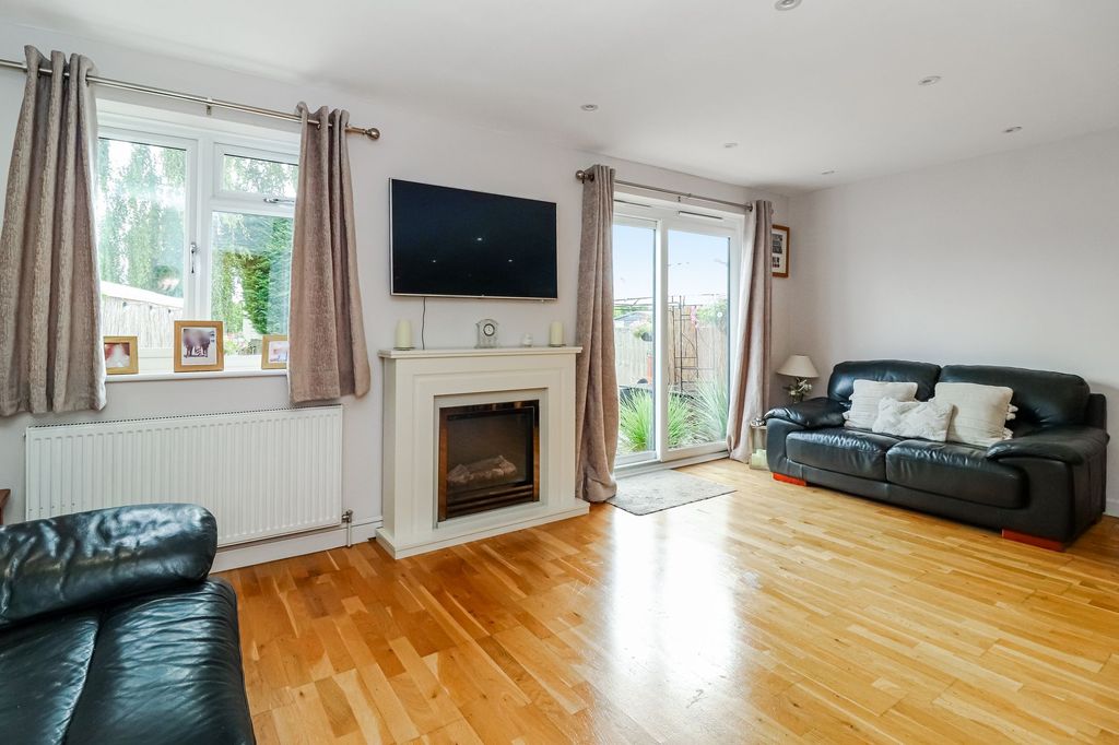 Property photo 2 of 25