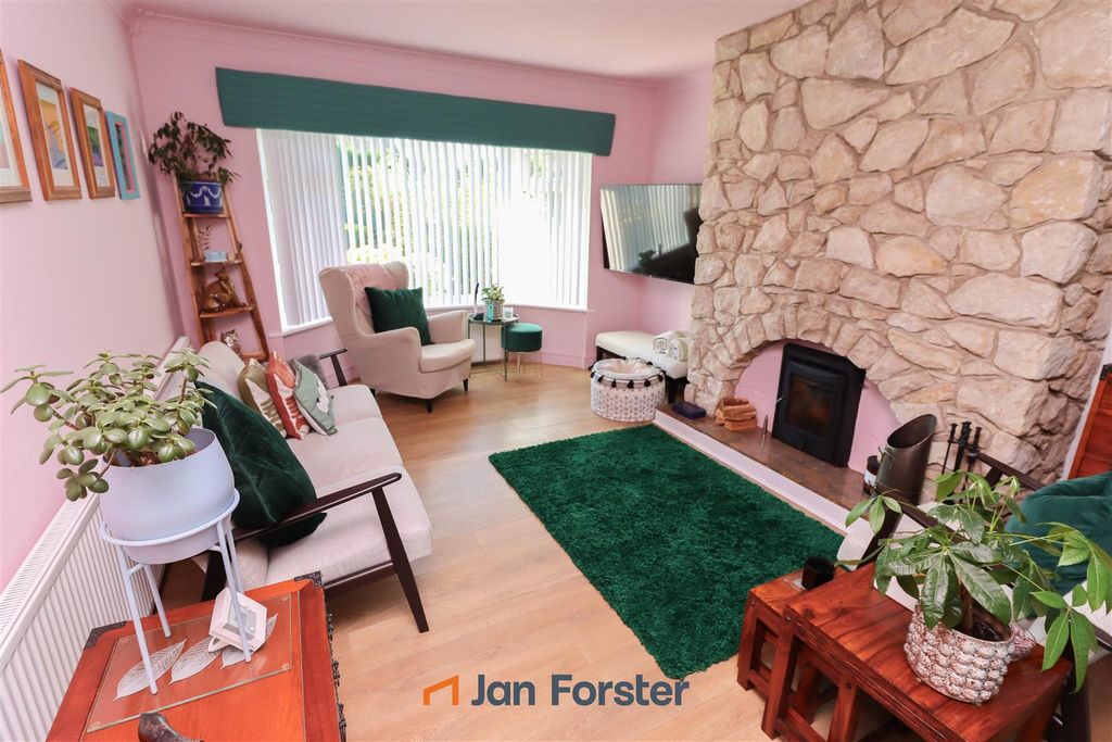 Property photo 2 of 17 Lounge