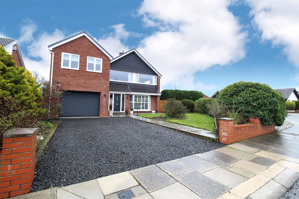 Property photo 1 of 34 Front Garden