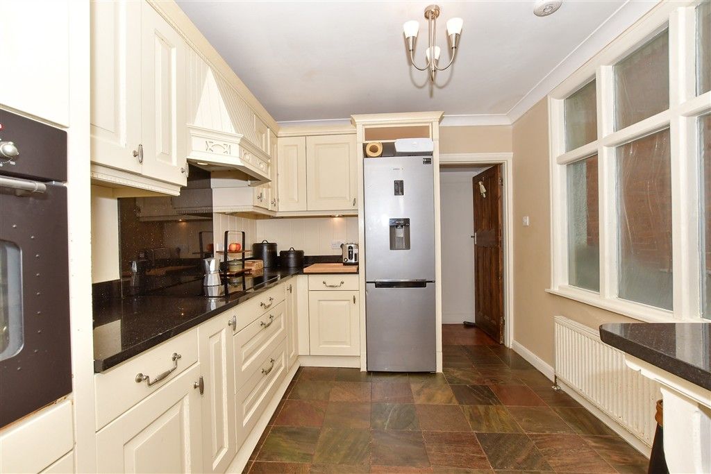 Property photo 3 of 9 Kitchen