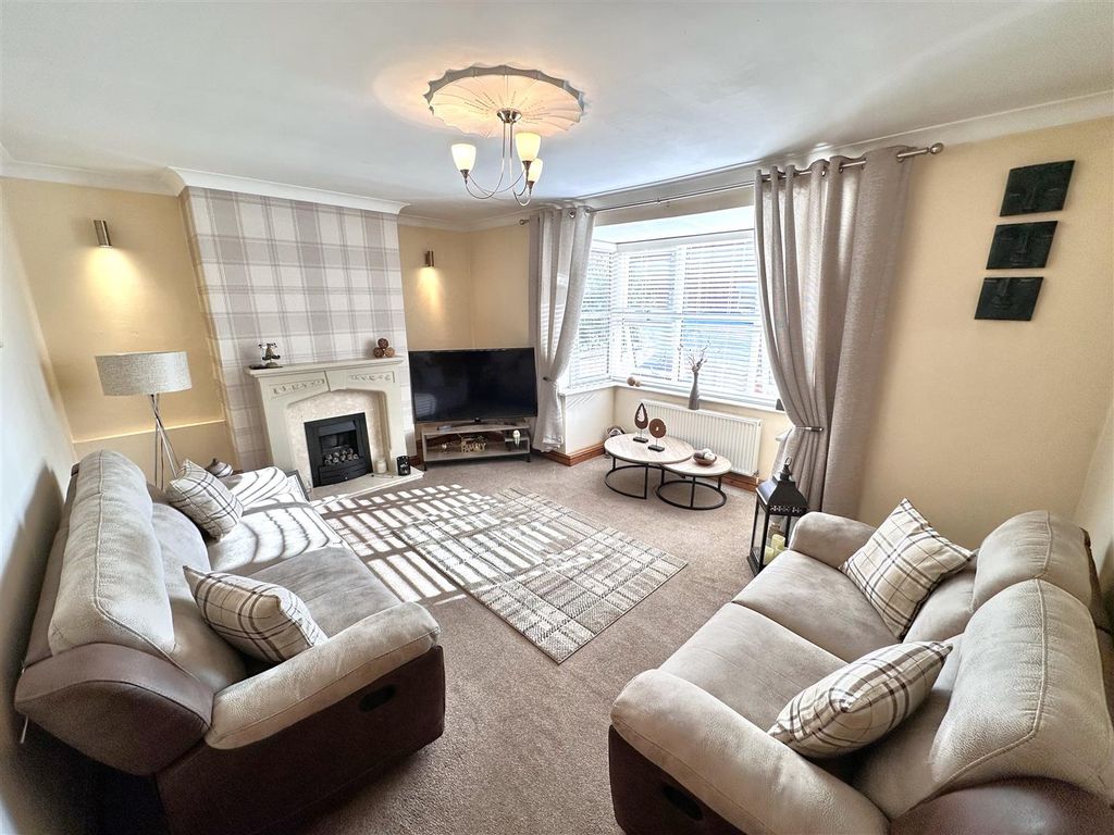 Property photo 2 of 22 Bay-Fronted Living Room 194