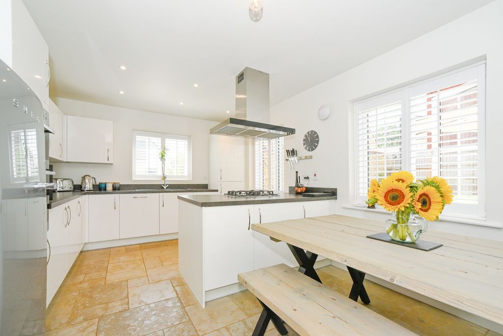 Property photo 2 of 24