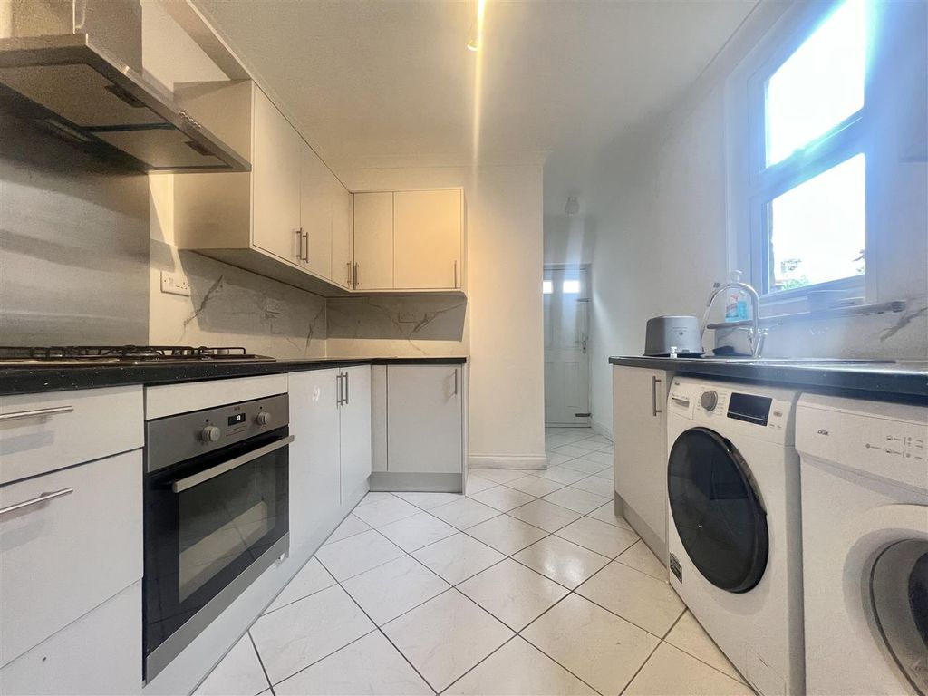 Property photo 2 of 11 Kitchen