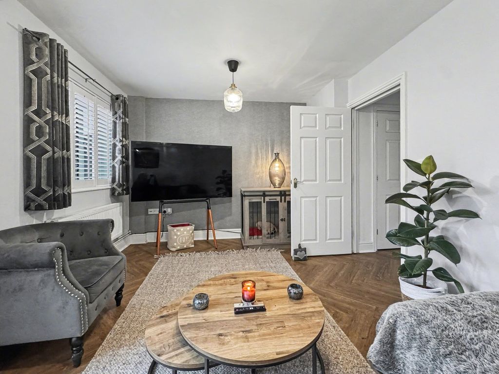 Property photo 2 of 27