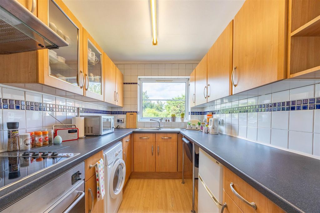 Property photo 3 of 11 Kitchen