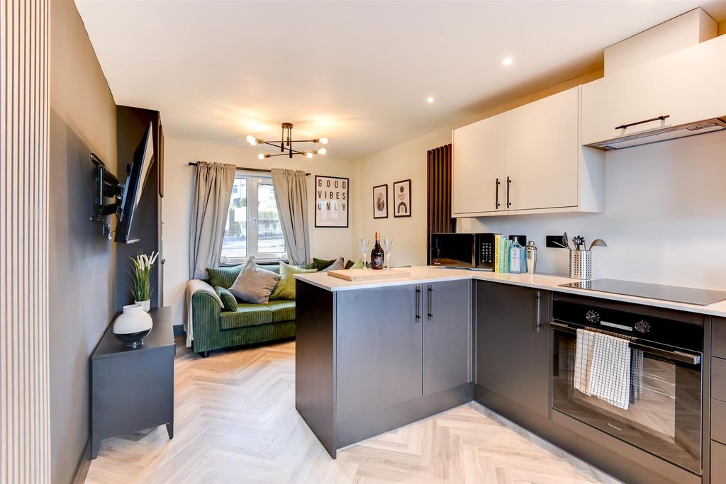 Property photo 1 of 12 39Garrick-4.Jpg