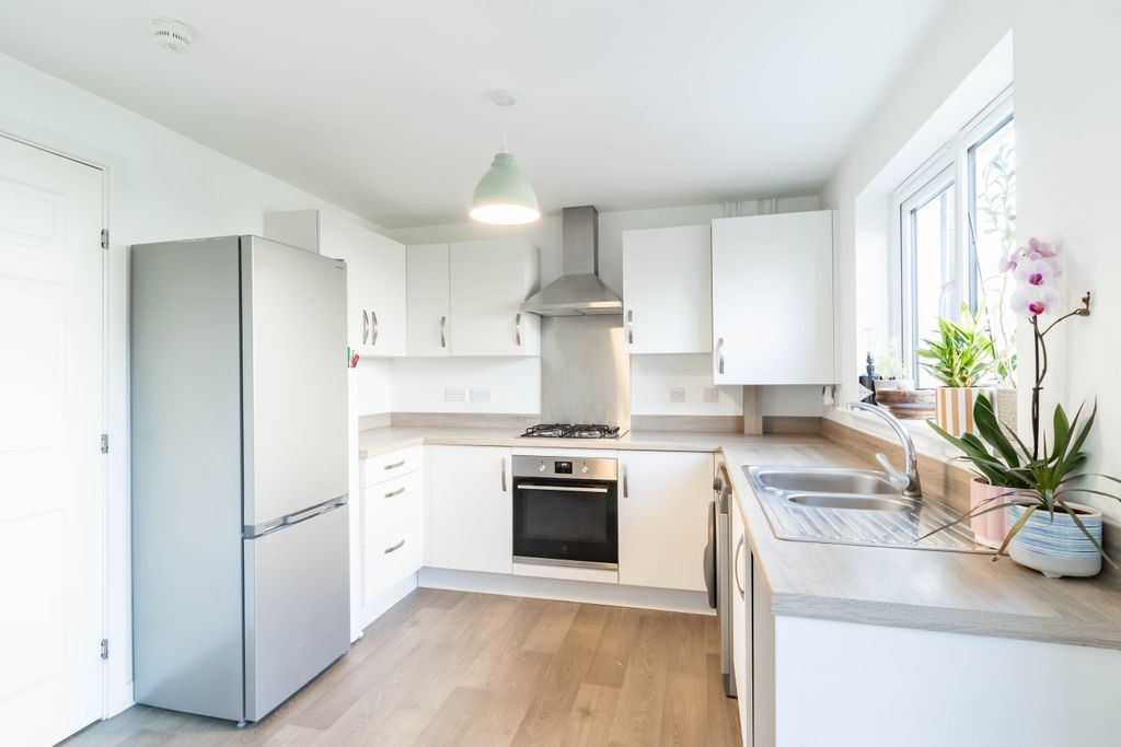 Property photo 3 of 32 Kitchen