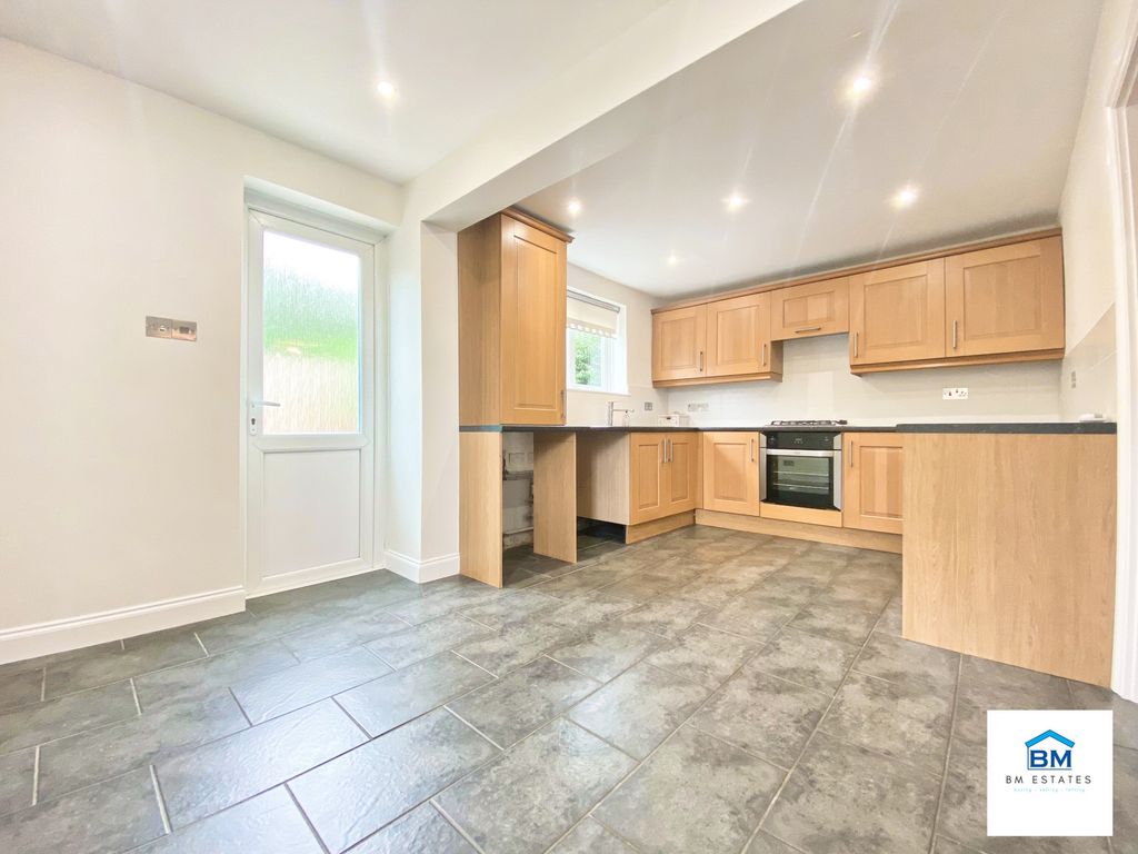 Property photo 3 of 8 Kitchen