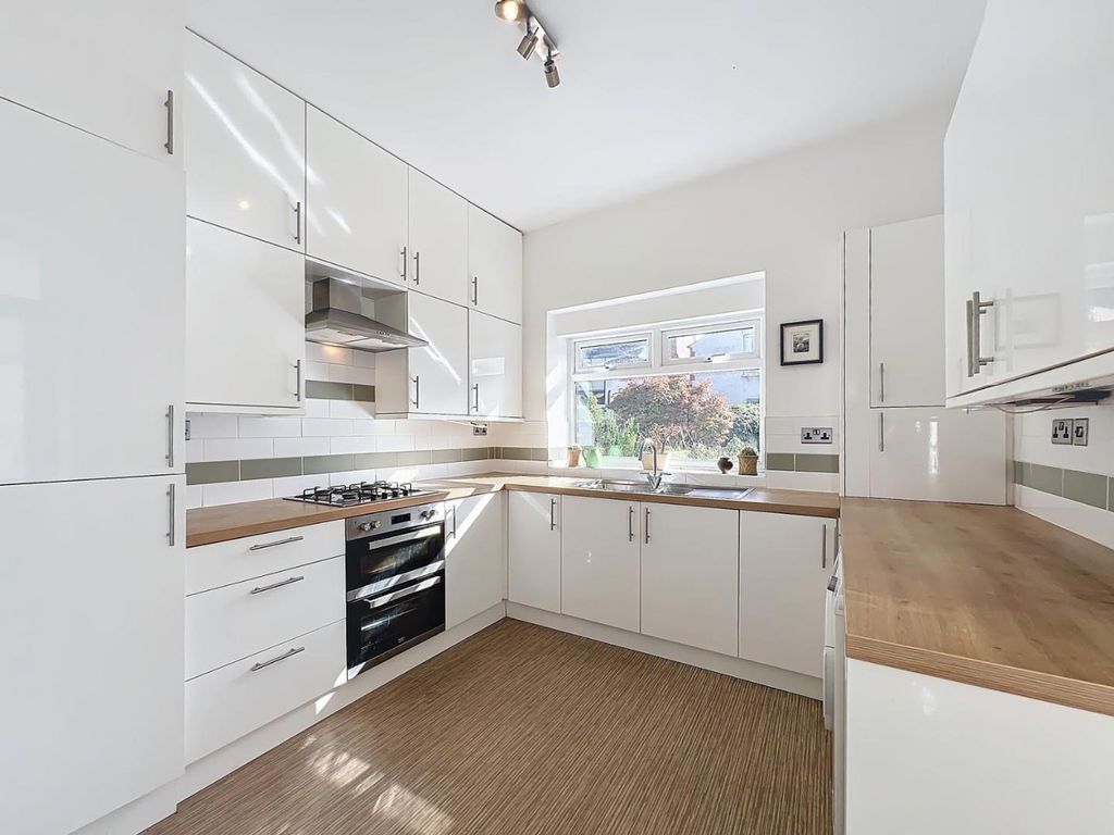 Property photo 3 of 39 Kitchen