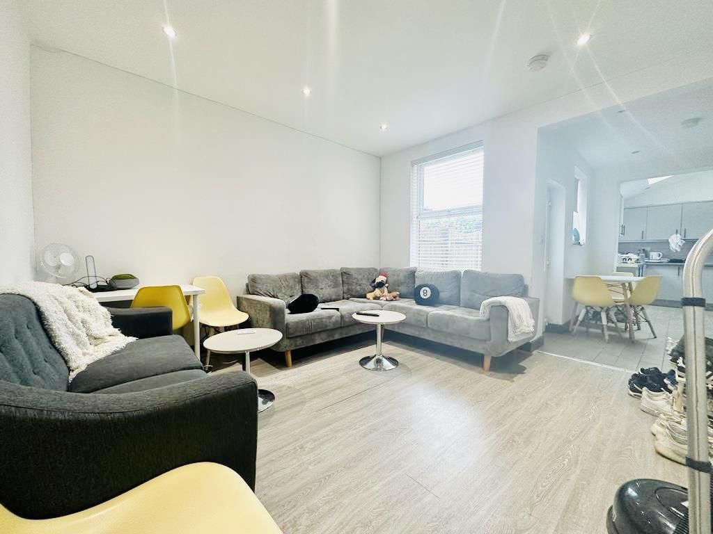 Property photo 1 of 14 Lounge