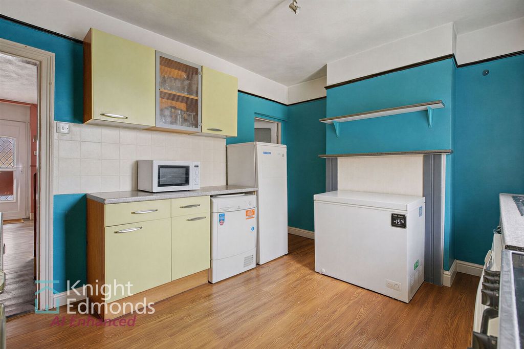 Property photo 3 of 10 Kitchen