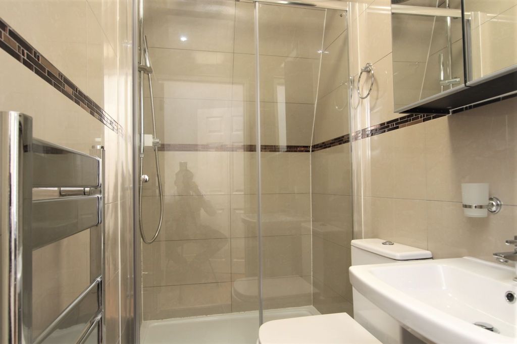 Property photo 3 of 7 Bathroom