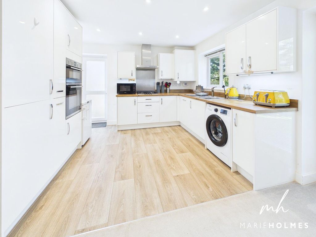 Property photo 2 of 18 Kitchen