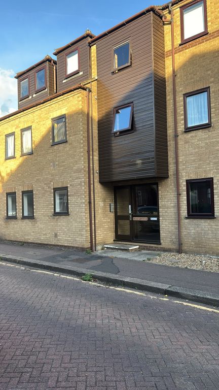 Property photo 1 of 7 Refurbished One Bedroom Ground Floor Flat Available For Sale Located On Gadsby Court On Wellington Street In Luton