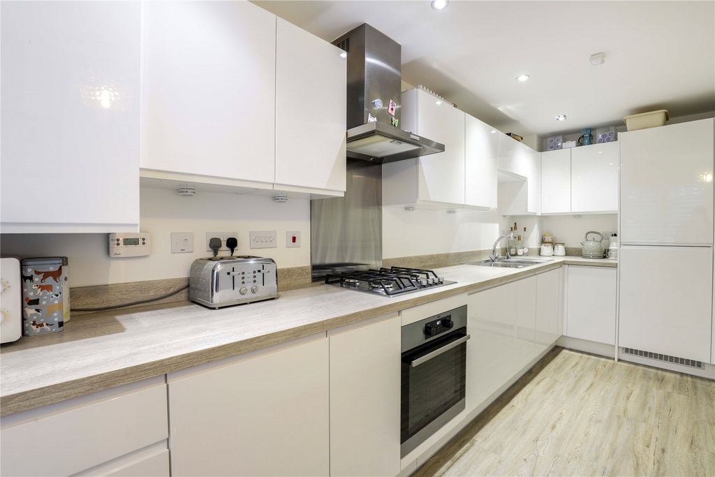 Property photo 3 of 11 Kitchen