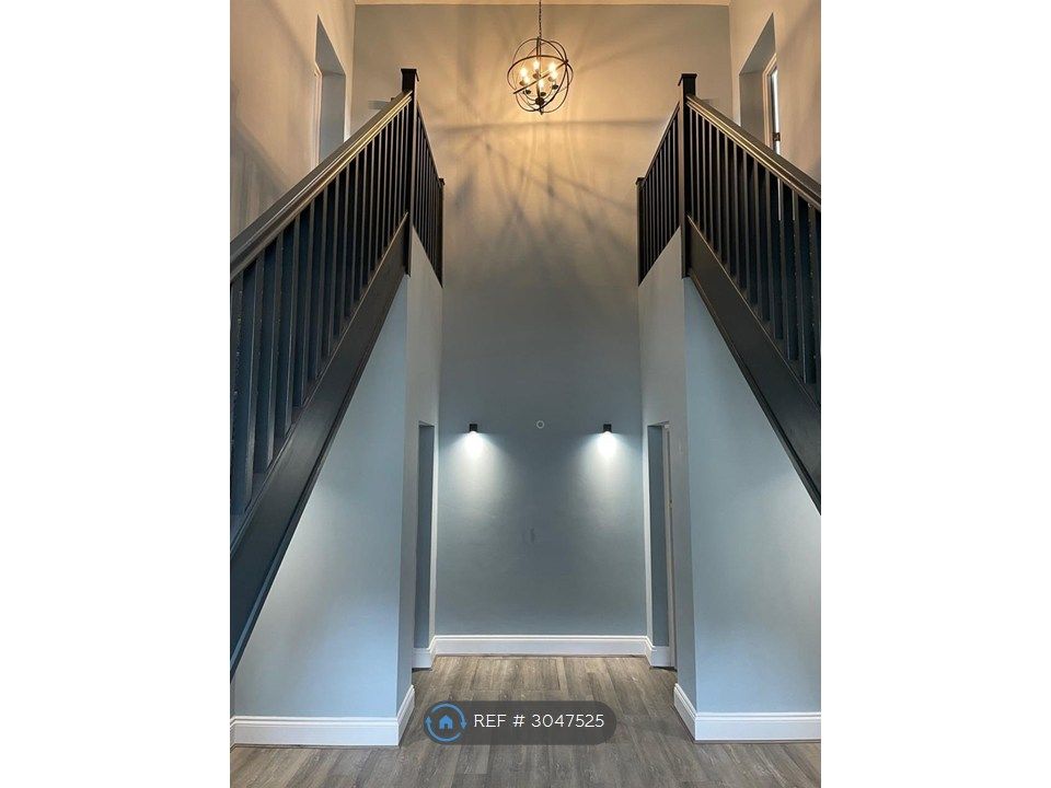 Property photo 1 of 10 Staircases