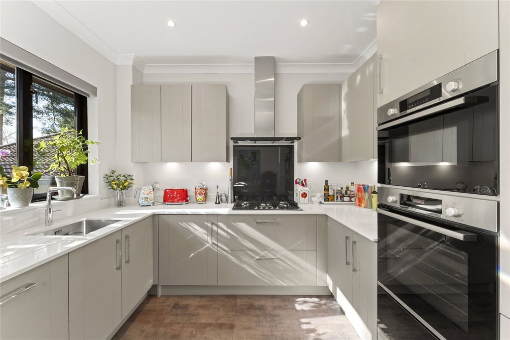 Property photo 3 of 15 Modern Kitchen