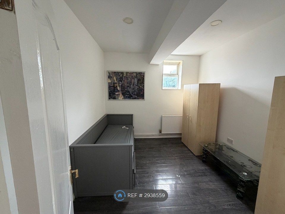Property photo 3 of 8 Bedroom