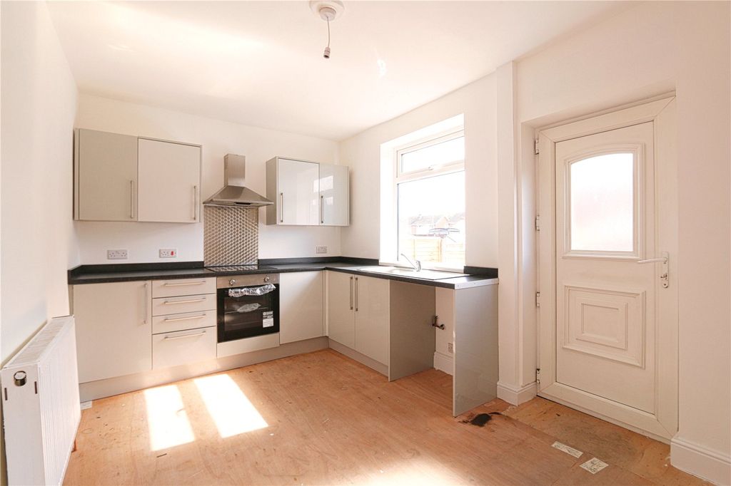 Property photo 3 of 8 Kitchen
