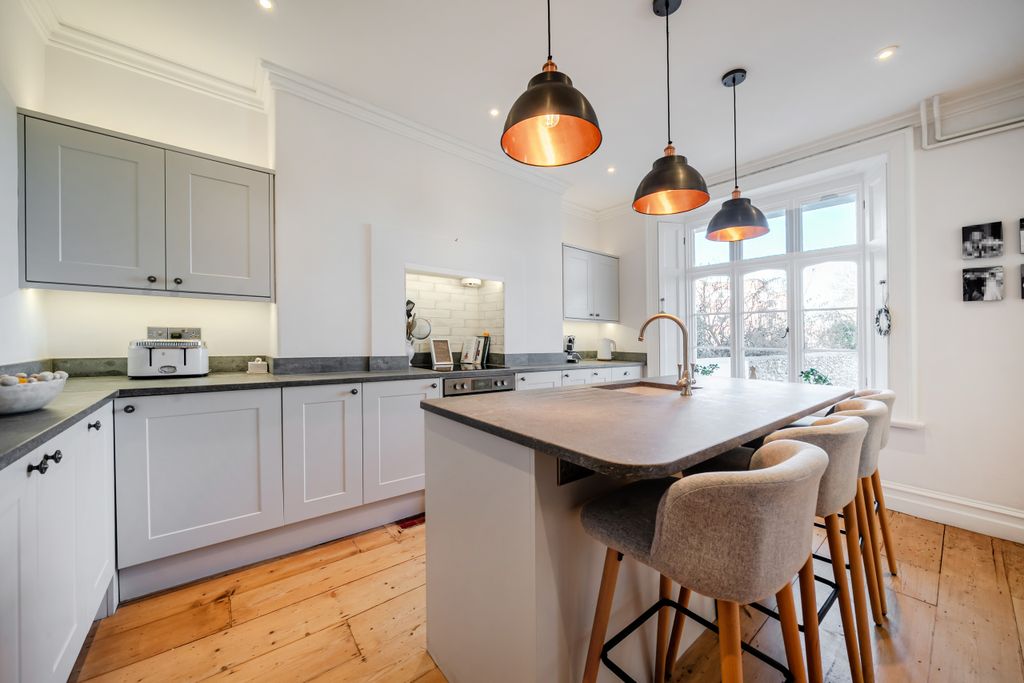 Property photo 3 of 24 Kitchen / Breakfast Room