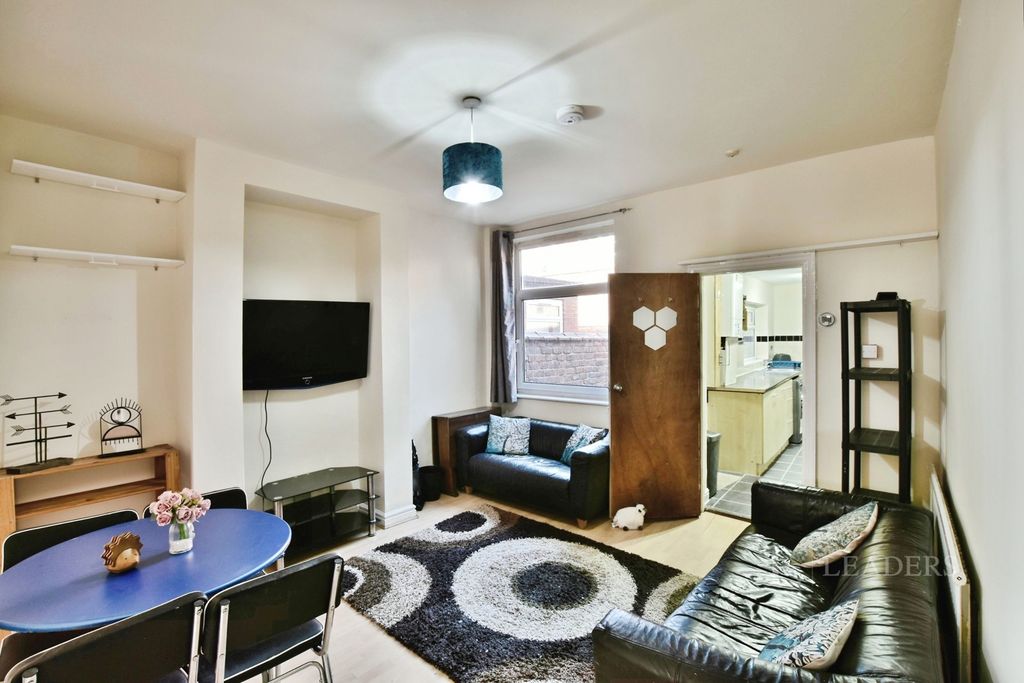 Property photo 3 of 17 Living Room