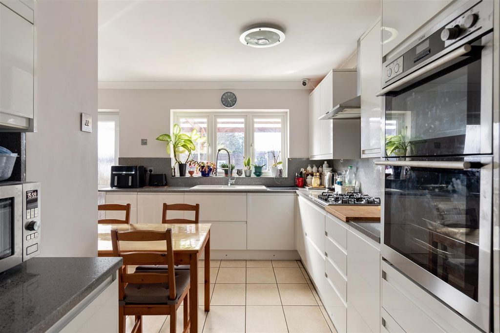 Property photo 2 of 19 Ainslie Wood Gardens, E4