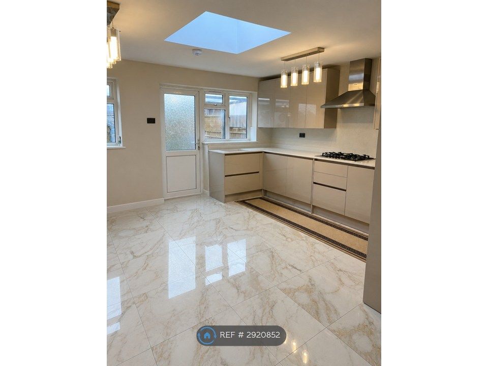 Property photo 1 of 11 Kitchen