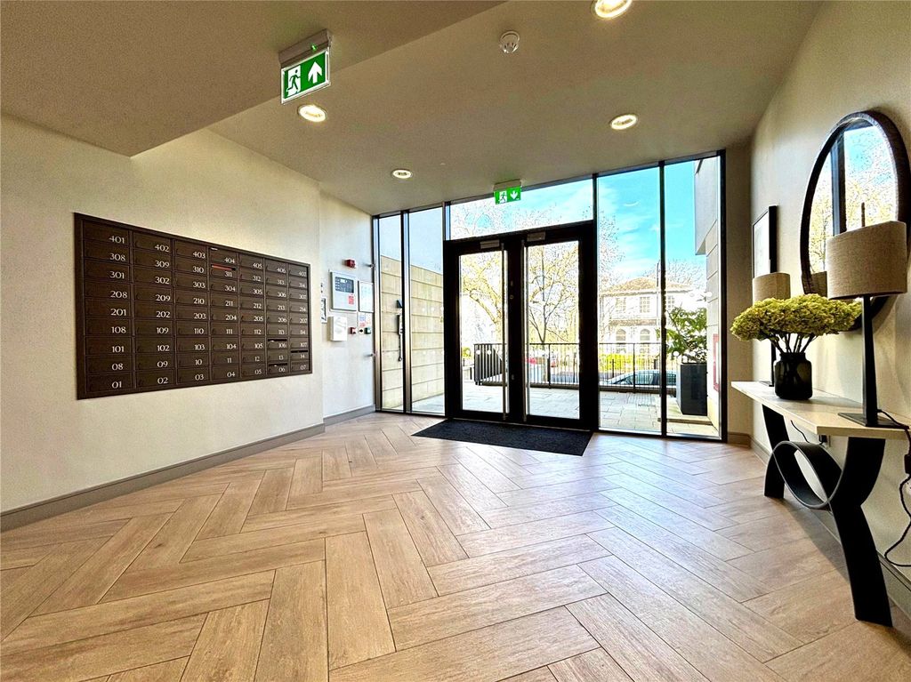 Property photo 2 of 18 Communal Entrance