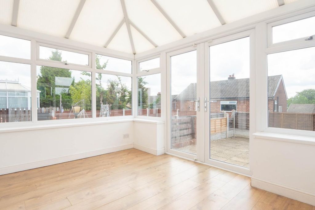 Property photo 3 of 29 Conservatory