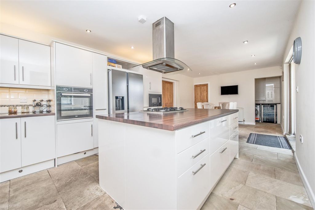 Property photo 3 of 29 Modern Fitted Dining Kitchen: