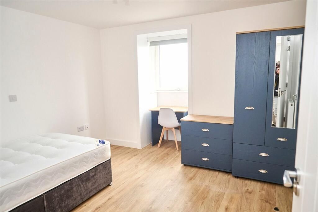 Property photo 2 of 12 A Bright And Tidy Double Bedroom Featuring A Comfo...