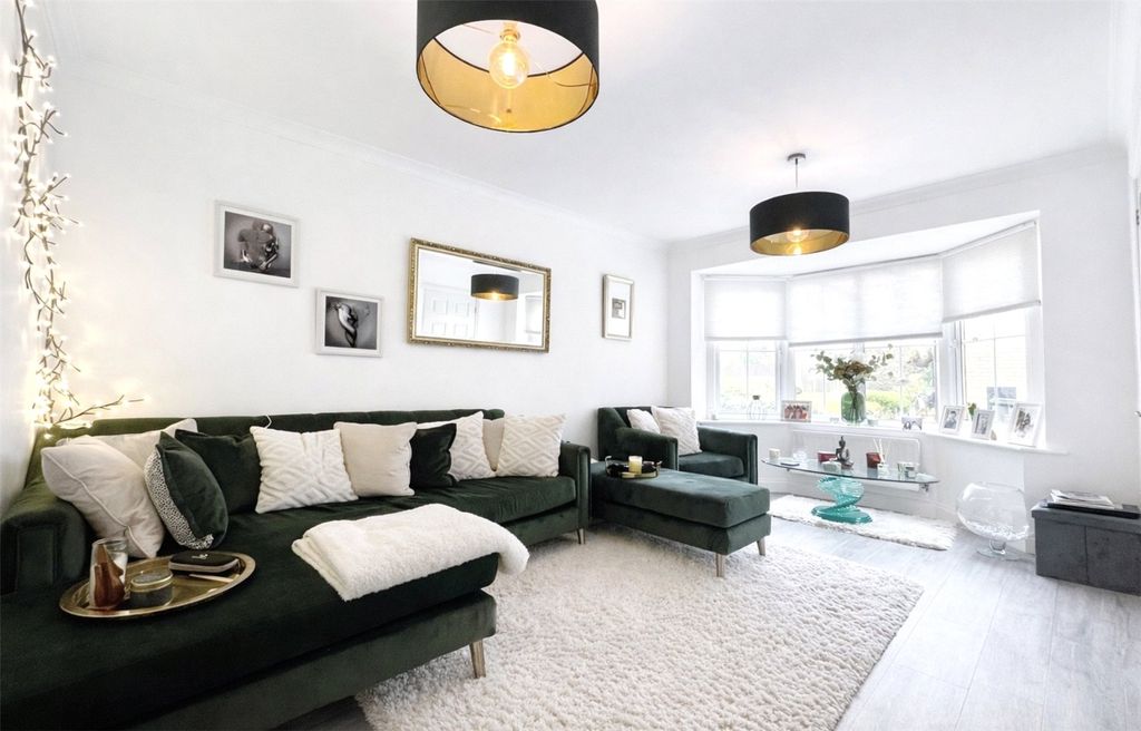 Property photo 3 of 14 Lounge