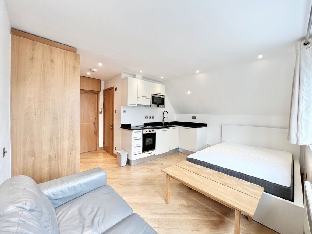 Property photo 1 of 8 Frognal, Hampstead, Nw3