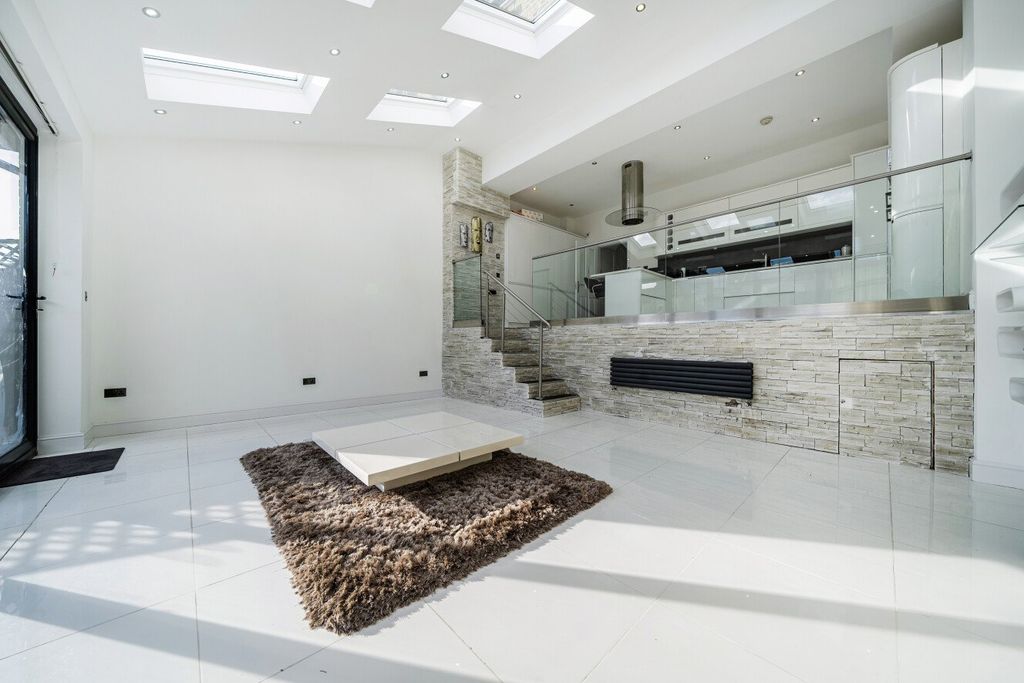 Property photo 3 of 25 Picture 3