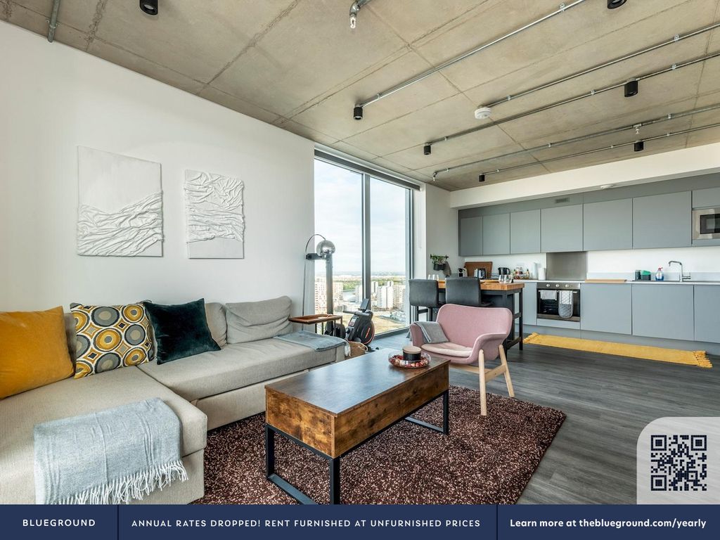 Property photo 3 of 31 Living Room