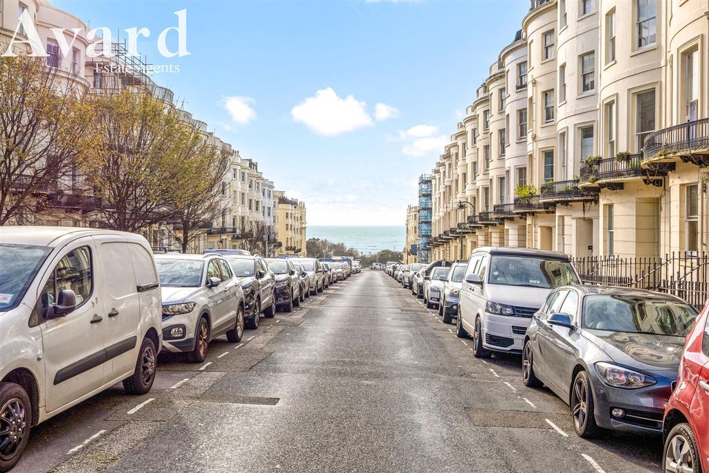 Property photo 3 of 23 Brunswick Place, 49A-002.Jpg