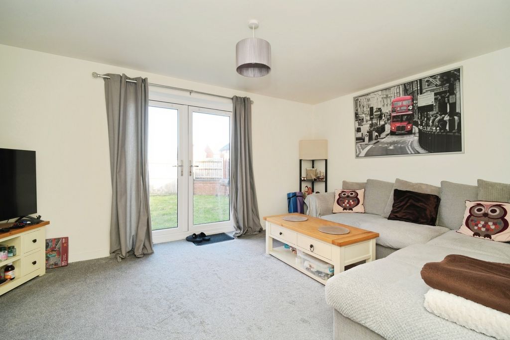 Property photo 2 of 18 Lounge