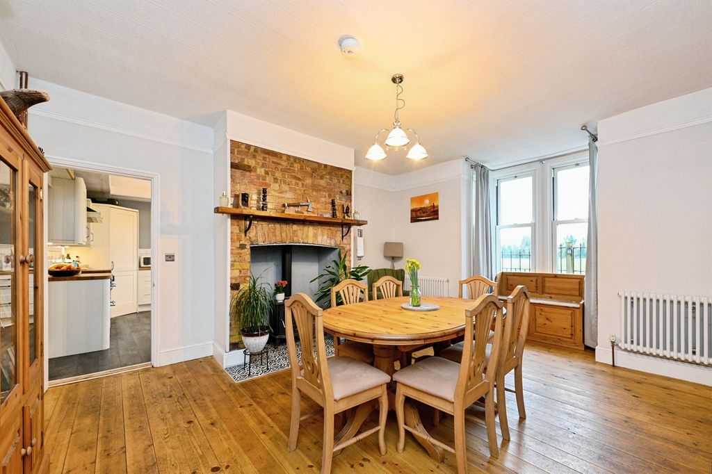 Property photo 2 of 33