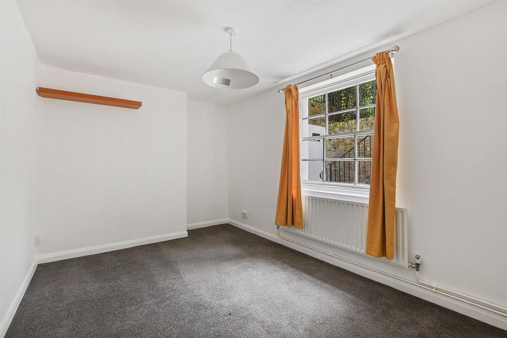 Property photo 3 of 11 02-67d280c2-939d-43Bd-Bbdf-Cf8F6Fc349F6Gcwel - 242