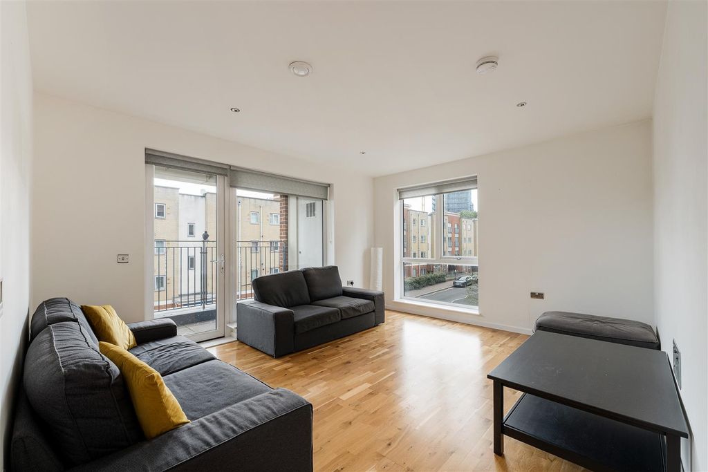 Property photo 2 of 24 Fulbourne Road E17