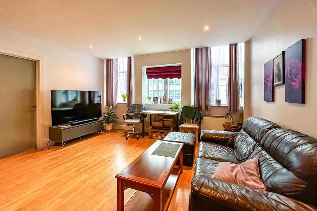 Property photo 3 of 11 Lounge