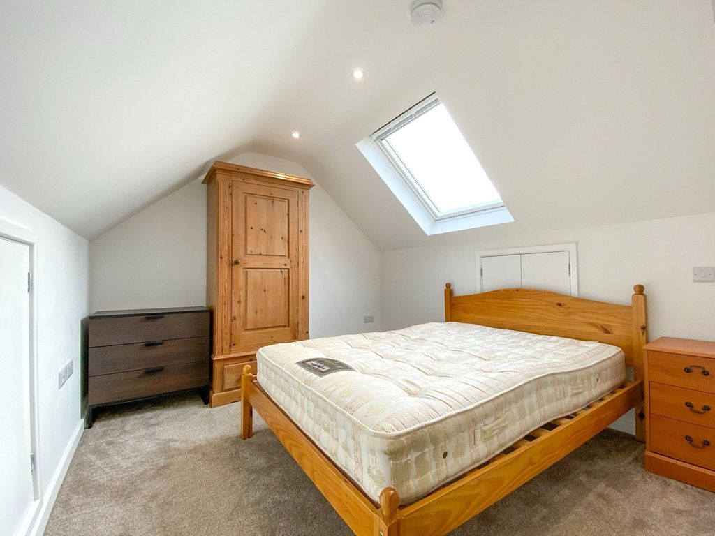 Property photo 1 of 13 Room 5