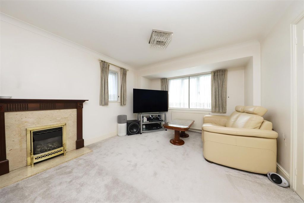 Property photo 3 of 17 Robarts Close