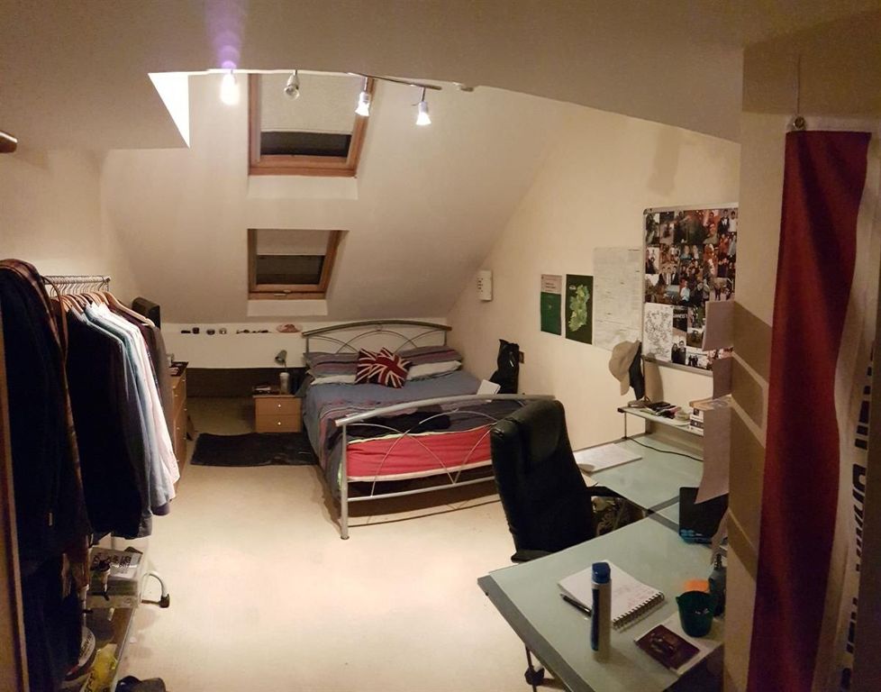 Property photo 2 of 15 Bright And Cozy Master Bedroom With Skylight Windo...