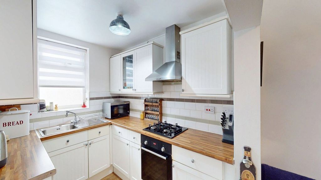 Property photo 3 of 12 Kitchen