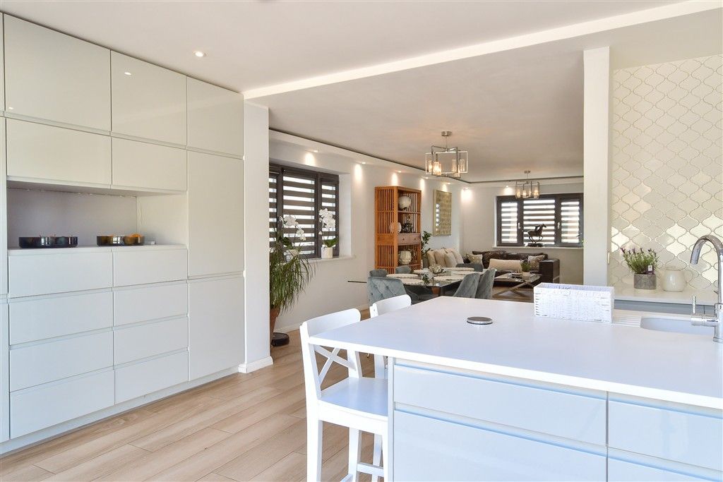 Property photo 3 of 18 Kitchen