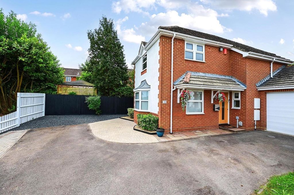 Property photo 1 of 15 Chatsworth Green