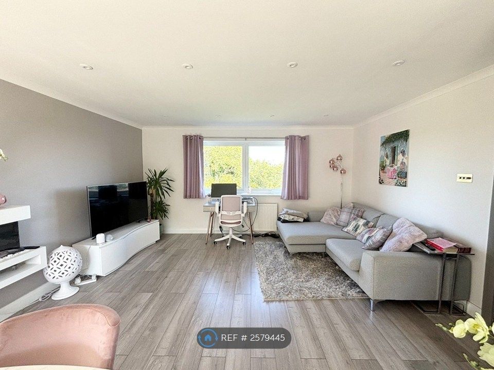 Property photo 1 of 14 Living Room