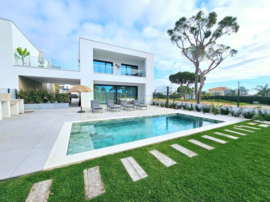 Property photo 1 of 44 3-Bedroom House With Pool In Quarteira, Algarve