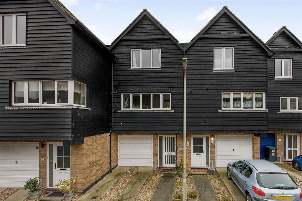 Property photo 1 of 20 Island Wall, Whistable